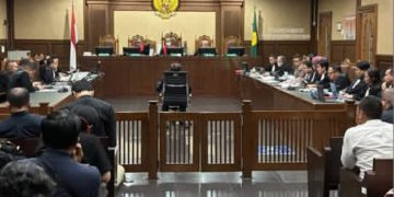 Eks hakim MK hadir sebagai saksi ahli di sidang Sekjen PDI Perjuangan Hasto Kristiyanto, Kamis 19 Juni 2025 (instagram @ronnytalapessy)