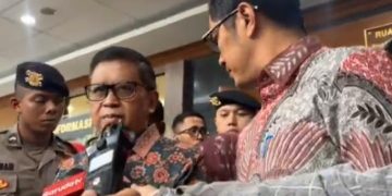 Sekjen PDI Perjuangan Hasto Kristiyanto memberikan keterangan kepada awak media di sela persidangan yang digelar hari ini Kamis 19 Juni 2025