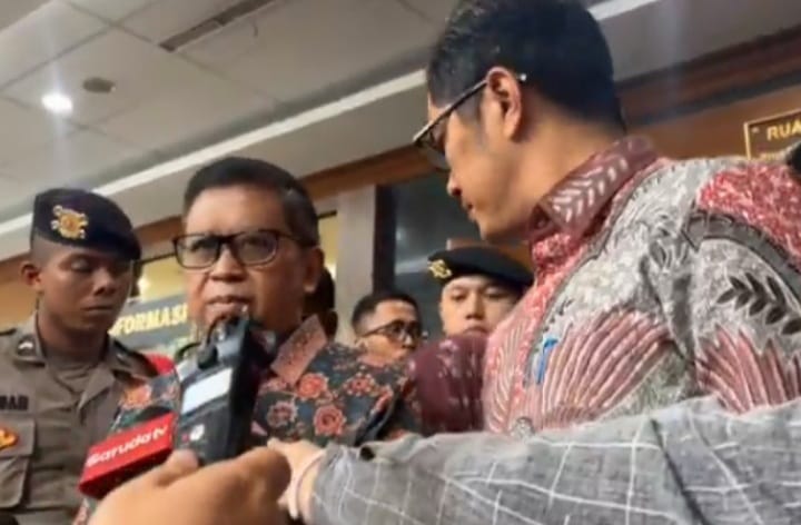 Sekjen PDI Perjuangan Hasto Kristiyanto memberikan keterangan kepada awak media di sela persidangan yang digelar hari ini Kamis 19 Juni 2025