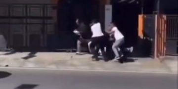 Tiga mahasiswa Blitar tengah dipiting oleh paspamres saat bentangkan poster ke rombongan Wakil Presiden (Wapres) RI Gibran Rakabuming Raka yang tengah kunjungan ke wilayah tersebut (instagram @officialnusantaratv)