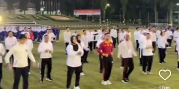 Retret gelombang II kepala daerah yang digelar di IPDN Jatinangor, Sumedang. Peserta tengah mengikuti kegiatan senam pagi (instagram @bimaaryasugiarto)