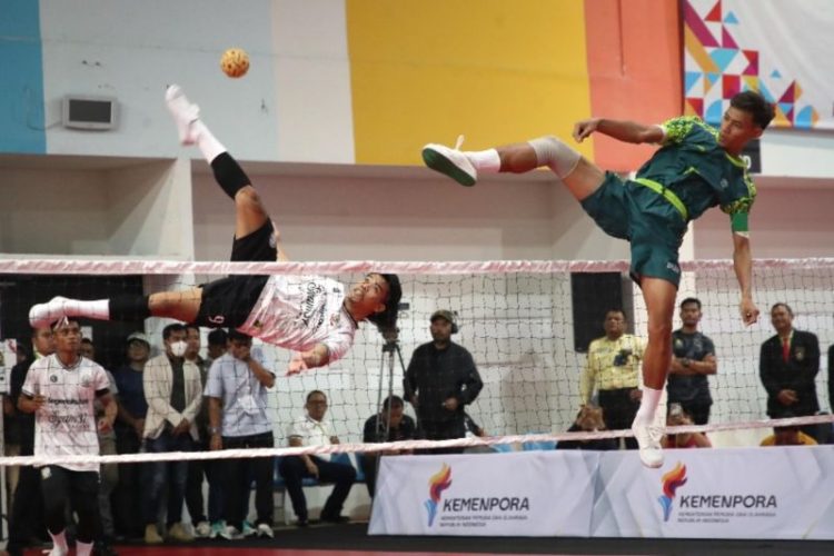 Atlet sepak takraw beradu kemampuan pada Seleksi Nasional Sepak Takraw Piala Menpora 2025 di GBK Arena, Jakarta, yang resmi ditutup pada Kamis (26/6/2025.