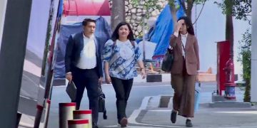 Mantan staf khusus (stafsus) eks Mendikbudristek Nadiem Makarim, Fiona Handayani saat tiba di kantor Kejagung RI, Jakarta Selatan, Jum'at (13/6/2025). (Ilham F/Suaranusantara)