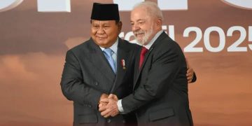 Presiden RI Prabowo Subianto disambut hangat oleh Presiden Brasil saat memasuki ruang KTT BRISC yang digelar Minggu 6 Juli 2025 (instagram @tumgrd)
