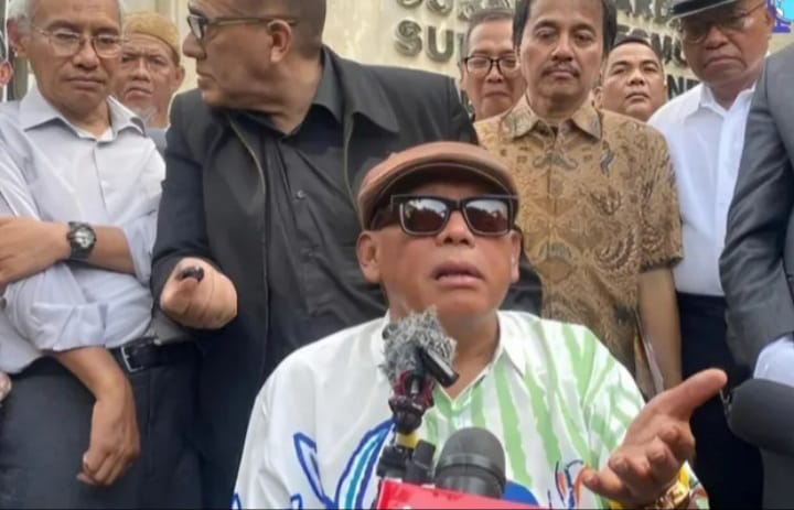 Eggi Sudjana beri keterangan pers terkait pemeriksaan tudingan ijazah palsu Jokowi di Polda Metro Jaya, Senin 7 Juli 2025 (instagram @duniahariini17)