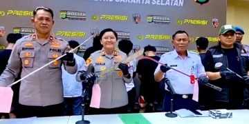 Konferensi pers penangkapan 9 orang pelajar diduga gengster di Polres Metro Jakarta Selatan, pada Rabu (23/7/2025). (Ilham F/Suaranusantara)