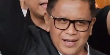 Sekjen PDI Perjuangan Hasto saat kepalkan tangan sambil teriakan merdeka (instagram @lensaindonesiartv)