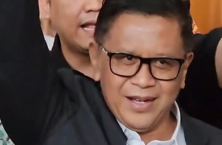 Sekjen PDI Perjuangan Hasto saat kepalkan tangan sambil teriakan merdeka (instagram @lensaindonesiartv)