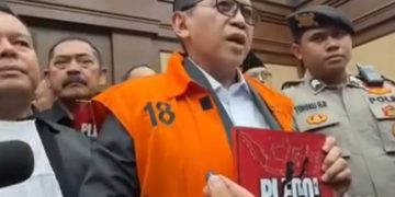 Sekjen PDI Perjuangan Hasto Kristiyanto pamerkab pledoi dalam bentuk buku saat sidang lanjutan yang digelar hari ini Kamis 10 Juli 2025 (instagram @jayalahnegeriku)