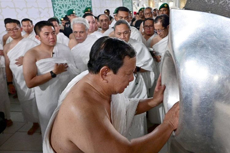 Presiden Prabowo Subianto saat mencium Hajar Aswad, ketika ibadah Umrah di Makkah. (Dok Biro Pers Istana).