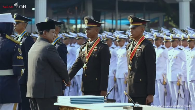 Momen Presiden Prabowo Subianto lantik 2.000 Capaja TNI-Polri