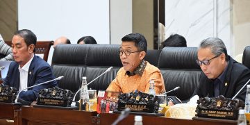 Ketua Komisi XI DPR RI, Mukhamad Misbakhun, saat membacakan kesimpulan Rapat Kerja bersama Menteri Keuangan di Gedung Nusantara I, Senayan, Jakarta, Selasa (22/7/2025)