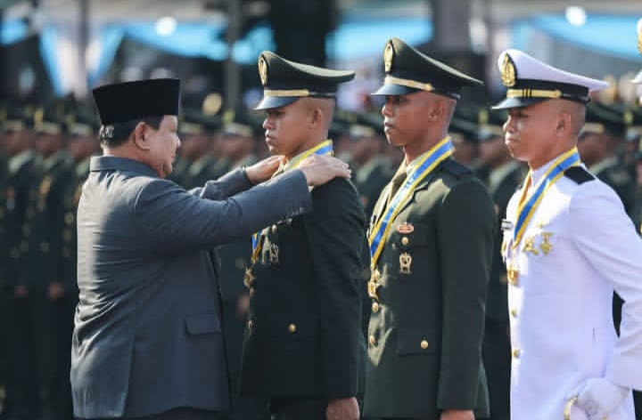 Presiden RI Prabowo Subianto melantik sekaligus memberikan penghargaa Adhi Makayasa kepada capaja Akmil-Akpol berprestasi (instagram @presidenrepublikindonesia)