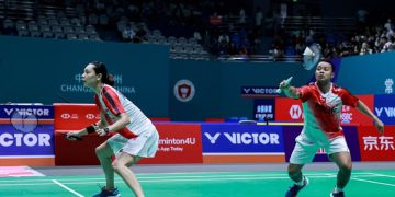 Ganda campuran Indonesia Rehan Naufal Kusharjanto (kanan)/Gloria Emanuelle Widjaja (kiri) saat berhadapan dengan wakil China Feng Yan Zhe/Huang Dong Ping pada perempat final BWF World Tour Super 1000 China Open 2025 di Olympic Sports Center Gymnasium, Changzhou, Jumat (25/7/2025). Rehan/Gloria kalah dua gim langsung 14-21, 11-21.