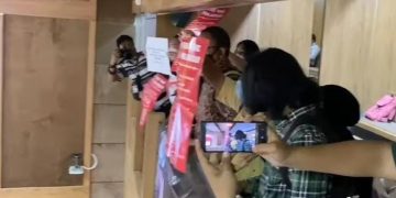 Momen Aktivis Koalisi Sipil geruduk Fadli Zon saat raker dengan Komisi X DPR RI