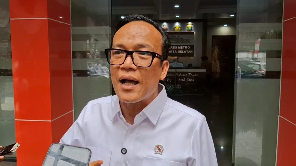 Wamenaker, Immanuel Ebenezer saat diwawancarai di Polres Metro Jakarta Selatan, pada Senin (14/7/2025). (Ilham F/Suaranusantara)