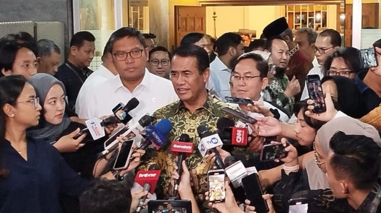 Mentan, Amran Sulaiman saat diwawancarai di Kompleks Parlemen, Senayan, Jakarta Pusat, Rabu (16/7/2025) bicara soal sebagian merek beras oplosan sudah ditarik produsen. (Ilham F/Suaranusantara)