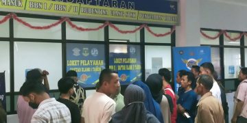 Warga mengurus pajak kendaraan di Samsat Rangkasbitung, Lebak.(SuaraNusantara/Def)