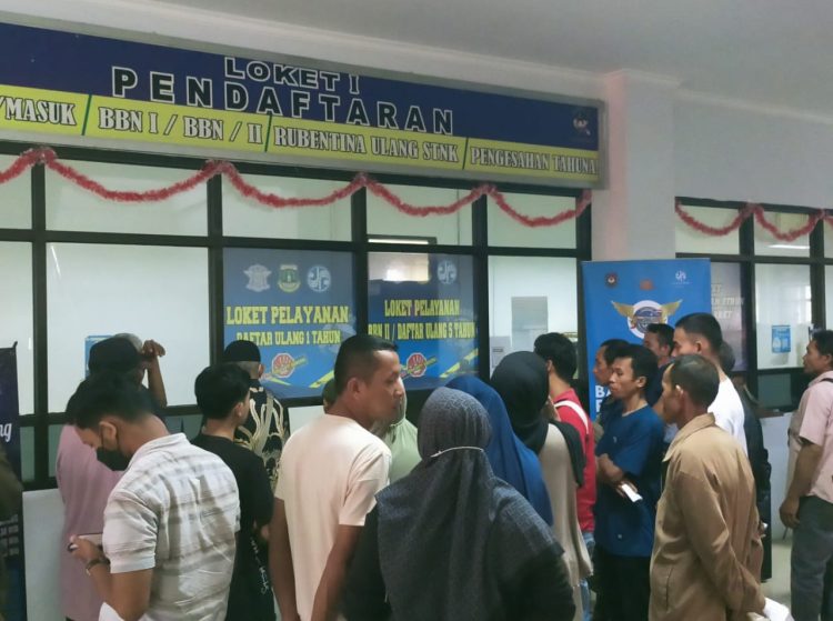 Warga mengurus pajak kendaraan di Samsat Rangkasbitung, Lebak.(SuaraNusantara/Def)