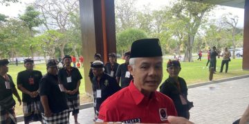 Ketua DPP PDI Perjuangan Ganjar Pranowo diwawancara soal Kongres PDIP usai bimbingan teknis di Denpasar, Bali, Rabu 30/7/2025. (ANTARA/Ni Putu Putri Muliantari)
