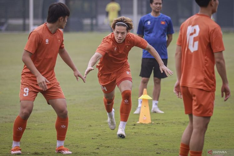 Pesepak bola Timnas Vietnam U-23 Viktor Le (tengah) mengikuti sesi latihan resmi jelang babak final ASEAN U-23 Championship di Lapangan A, Kompleks GBK, Senayan, Jakarta, Senin (28/7/2025). Pada babak final ASEAN U-23 Championship Timnas Vietnam U-23 akan bertanding melawan Timnas Indonesia U-23 di Stadion Utama Gelora Bung Karno pada Selasa (29/7). ANTARA FOTO/Dhemas Reviyanto