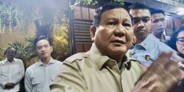 Presiden Prabowo Subianto menjawab pertanyaan wartawan setelah dia bersilaturahmi menyambangi kediaman pribadi Presiden Ke-7 Joko Widodo (Jokowi) di Surakarta, Jawa Tengah, Minggu (20/7/2025). ANTARA/Mentari Dwi Gayati.