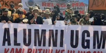 Relawan Alumni UGM desak Presiden ke 7 RI Joko Widodo atau Jokowi tunjukan ijazah asli ke hadapan publik (instagram @kuatbacacom)