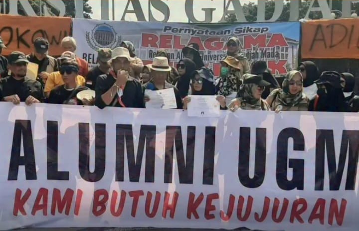 Relawan Alumni UGM desak Presiden ke 7 RI Joko Widodo atau Jokowi tunjukan ijazah asli ke hadapan publik (instagram @kuatbacacom)