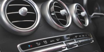 Jangan Sampai AC Mobil Double Blower Cepat Rusak, Ini Tips Perawatannya!