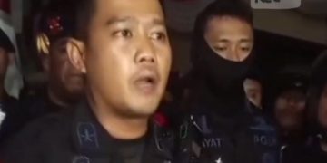 Kabbagrenmin Satbrimob Polda Metro Jaya Kompol Jemmy Yudanindra meminta maaf atas insiden ditabrak dan dilindasnya drivel ojol saat aksi demo, Kamis malam 28 Agustus 2025 (instagram @makassar_info)