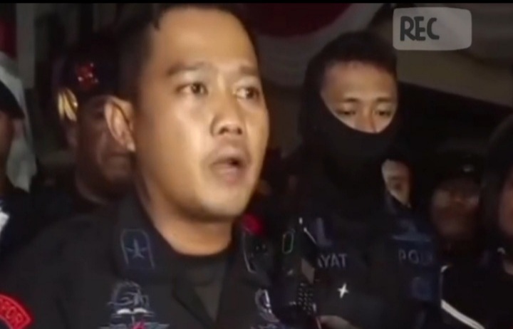 Kabbagrenmin Satbrimob Polda Metro Jaya Kompol Jemmy Yudanindra meminta maaf atas insiden ditabrak dan dilindasnya drivel ojol saat aksi demo, Kamis malam 28 Agustus 2025 (instagram @makassar_info)