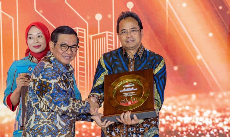 Gunernur Pramono Anung berikan penghargaan dari ajang Lomba Digitalisasi Pasar ke Dirut Bank Jakarta, Agus H. Widodo (Dok Istimewa).