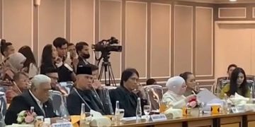 Ahmad Dhani dan Once Mekel duduk bersebelahan saat bahas royalti musik di DPR RI, Kamis 21 Agustus 2025 (dok istimewa)