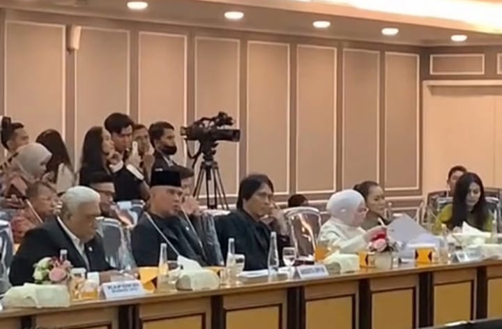 Ahmad Dhani dan Once Mekel duduk bersebelahan saat bahas royalti musik di DPR RI, Kamis 21 Agustus 2025 (dok istimewa)