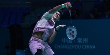 Pebulu tangkis tunggal putra Indonesia Alwi Farhan saat bersaing di babak 32 besar China Open 2025 yang berlangsung di Olympic Sports Center Gymnasium, Changzhou, Selasa (22/07/2025).