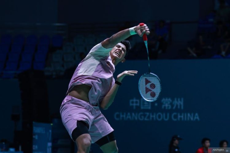 Pebulu tangkis tunggal putra Indonesia Alwi Farhan saat bersaing di babak 32 besar China Open 2025 yang berlangsung di Olympic Sports Center Gymnasium, Changzhou, Selasa (22/07/2025).