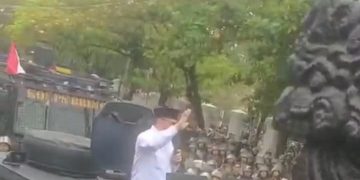 Bupati Pati Sudewo saat temui massa yang demo di Kantor Bupati, Rabu 13 Agustus 2025 dengan menaiki rantis Brimob (dok.istimewa)