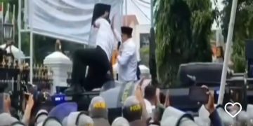 Bupati Pati Sudewo saat dilempar sandal dan botol ketika temui massa yang demo hari ini Rabu 13 Agustus 2025, diminta untuk lepas dari jabatannya. Warga Cirebon siap susul (instagram @hiburan_trending)