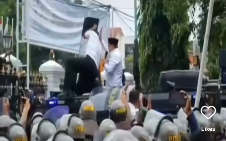 Bupati Pati Sudewo saat dilempar sandal dan botol ketika temui massa yang demo hari ini Rabu 13 Agustus 2025, diminta untuk lepas dari jabatannya. Warga Cirebon siap susul (instagram @hiburan_trending)
