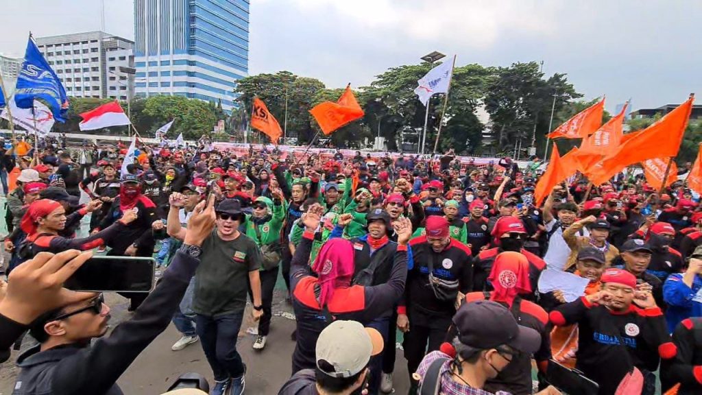 Ribuan buruh gelar aksi demo depan Gedung DPR RI, Jakarta Pusat, Kamis (28/8/2025). (Ilham F/Suaranusantara)