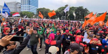 Ribuan buruh gelar aksi demo depan Gedung DPR RI, Jakarta Pusat, Kamis (28/8/2025). (Ilham F/Suaranusantara)