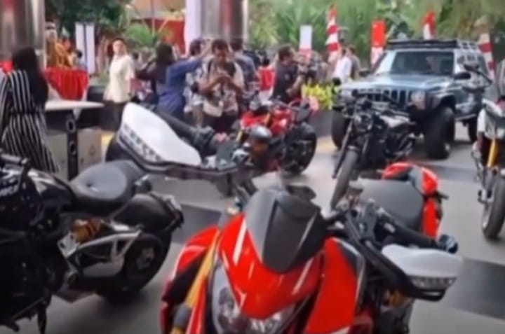 Kendaraan mewah mobil dan motor hasil sitaan KPK OTT Immanuel Ebenezer (instagram @beritatech.ai)