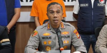 Kapolres Metro Jakarta Selatan, Kombes Pol Nicolas Ary Lilipaly saat konferensi pers di Polres Metro Jakarta Selatan, Selasa (26/8/2025) terkait pengedar bawa 13 kg ganja . (Ilham F/Suaranusantara)
