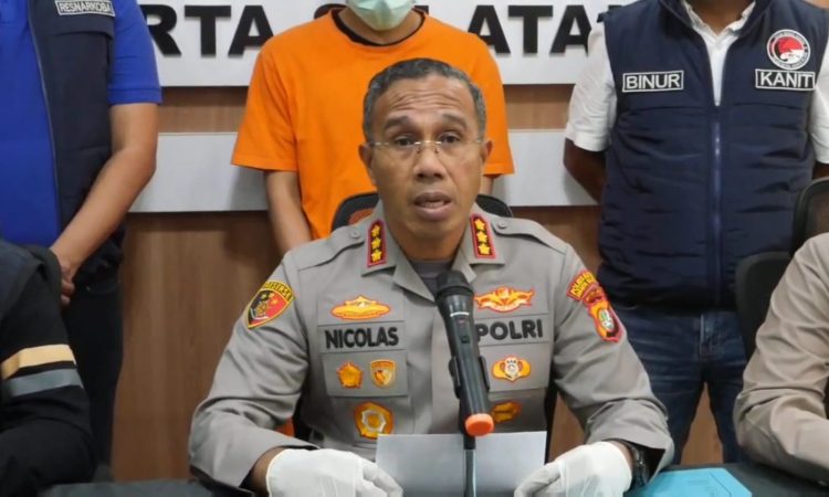 Kapolres Metro Jakarta Selatan, Kombes Pol Nicolas Ary Lilipaly saat konferensi pers di Polres Metro Jakarta Selatan, Selasa (26/8/2025) terkait pengedar bawa 13 kg ganja . (Ilham F/Suaranusantara)