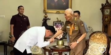 Wapres RI Gibran Rakabuming Raka saat silaturahmi sambangi kediaman Wapres ke 6 RI Try Sutrisno, Rabu 13 Agustus 2025 (instagram @ahmad. Aldi2000)