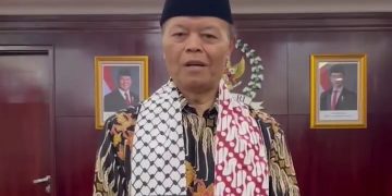 Hidayat Nur Wahid selaku Wakil Ketua MPR RI, pimpin doa dalam acara Hari Konstitusi, Senin malam 18 Agustus 2025 (instagram @hnwahid)