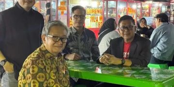 Momen Sekjen PDI Perjuangan Hasto Kristiyanto saat makan sate padang di Menteng usai bebas dari rutan KPK. Hasto peroleh amnesti dari Presiden RI Prabowo Subianto (instagram @dialek_id)