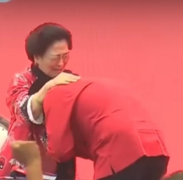 Momen Megawati Soekarnoputri bertemu Hasto Kristiyanto di Kongres ke-6 PDIP (Dok Istimewa).