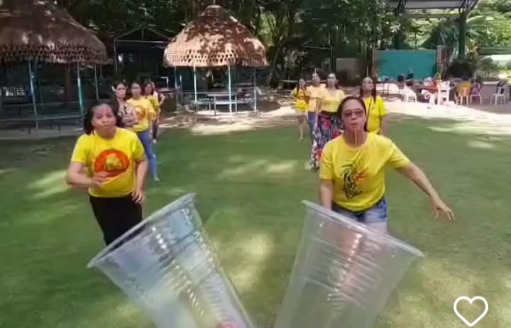 Lomba 17 Agustus buat ibu-ibu (instagram @kompetisi_mahasiswa)