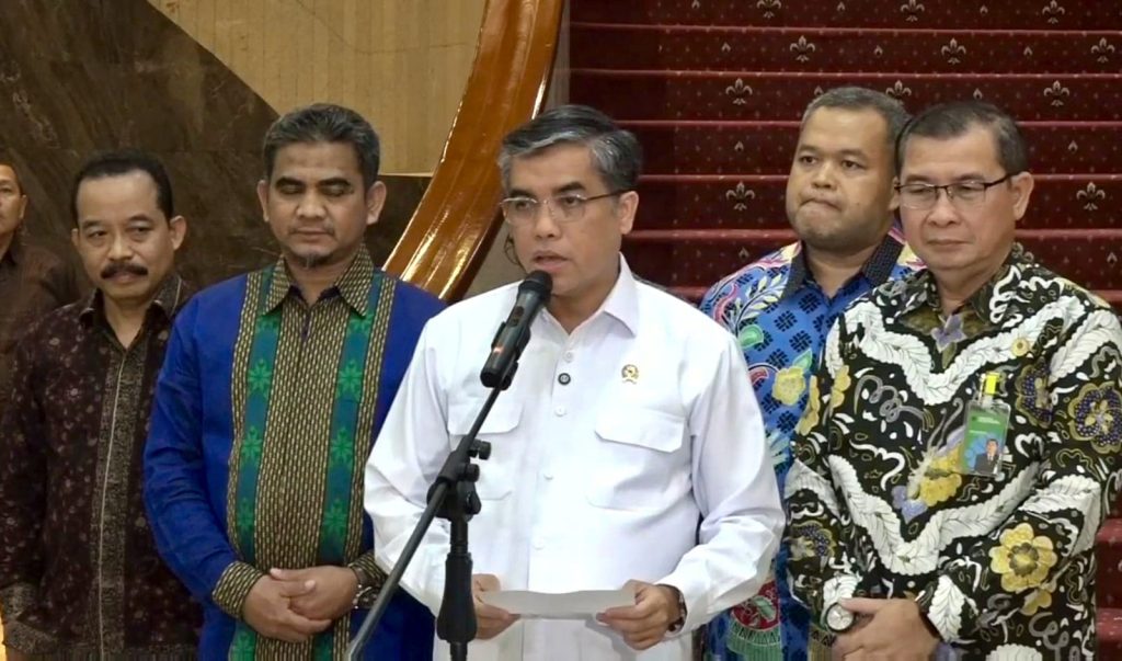 Menaker, Yassierli saat konferensi pers di kantor Kemenaker, Jakarta, Kamis (21/8/2025) terkait OTT KPK Wamenaker Immanuel Ebenezer (Ilham F/Suaranusantara)